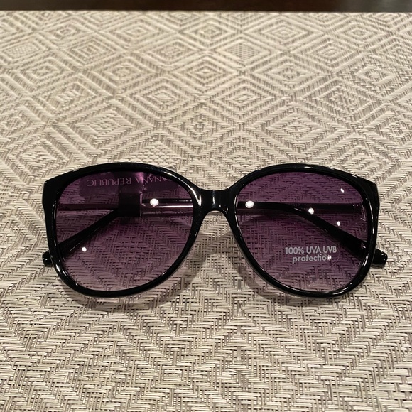 Banana Republic Accessories - Banana Republic black framed sunglasses.